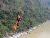 رجل هندى يلقى حتفه أثناء محاولته عبور نهر معلقا من ضفيرته