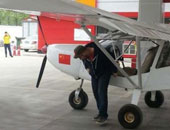 بالصور.. طائرة تلجأ لمحطة بنزين للتزود بعد نفاد وقودها