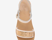 بالصور.. أحدث موديلات الصنادل الصيفية