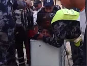 بالفيديو.. الدفاع المدنى الأردنى ينقذ طفلا عَلِقَ داخل "غسالة" ذويه