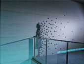 بالصور.. فنانة يابانية تشكل ظل الإنسان بإضاءة الورق والمكعبات