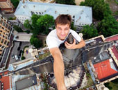 بالصور.. "الماشيين على السماء" ينقبون عن الأماكن المهجورة من السماء