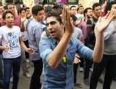 مظاهرة لطلاب الإخوان بجامعة القاهرة تنديدا بإلغاء العمل الحزبى