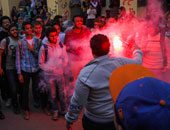 طلاب الإخوان يشعلون الشماريخ أثناء وقفتهم فى شارع باب اللوق