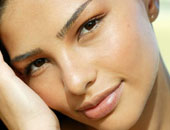 هل استخدام بودرة التلك مناسب لتفتيح المناطق الحساسة؟