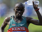 عداء كينى يلقى مصرعه هروبًا من زوجته