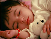 تؤثر على مزاجه وتعليمه وصحته.. تعرف على عدد ساعات النوم اللازمة لطفلك
