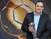 بالصور ..فرج يحصد جائزة قناة "الدورى والكأس" القطرية