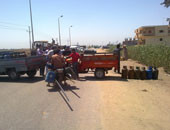 أهالى قرية بالشرقية يقطعون الطريق باسطوانات الغاز بعد دهس سيدة