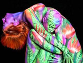 بالصور.. فنانة ترسم صورا لسيارات ودرجات بخارية بجسد الإنسان