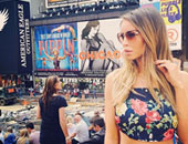 بالصور.. لورين بوب تتألق بفستان مبهج فى شوارع نيويورك