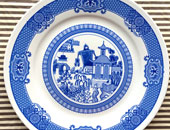 بالصور.. مشاهد من قصص رعب مرسومة على أطباق الخزف