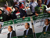 عشرات المواطنون يتوافدون أمام المنصة للاحتفال بتحرير سيناء