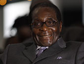  زامبيا ترسل زعيمها السابق لإقناع موجابى بالتنحى