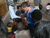 تيرى يزور قرية فقيرة بجنوب أفريقيا