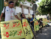 معاقو كفر الشيخ يتظاهرون أمام مجلس الوزراء للمطالبة بتعيينهم