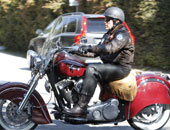 أرنولد شوازينيجر يسافر بدراجته النارية