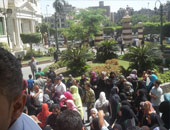 عدد من أهالى النهضة يتجمعون أمام ديوان محافظة القاهرة لاستلام الوحدات السكنية