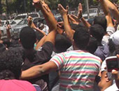 طلاب الثانوية يقطعون شارع قصر العينى.. وقوات الأمن تطلق "الغاز"