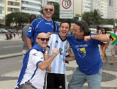 بالصور.. شبيه ميسى يُشعل الأجواء خارج ملعب "الماراكانا"