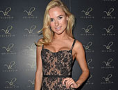 عدسات الباباراتزى تطارد "كيمبرلى جارنر" فى عرض أزياء لندن للرجال 