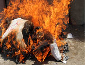 حملة الماجستير يشعلون النيران فى شهاداتهم للمطالبة بتعيينهم