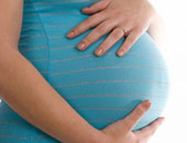 رفع المرأة الحامل الأشياء الثقيلة يعرضها للولادة المبكرة