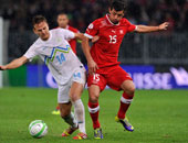 لاعب منتخب سويسرا يضع صورة صديقته فى "الشراب"