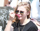 كلوى موريتز تأكل "آيس كريم" أثناء تنزهها مع عائلتها