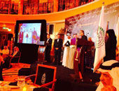 بالصور.. الاتحاد العربى للشباب والبيئة يحصل على درع التميز الذهبى بدبى