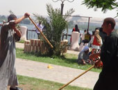 بالصور.. "التحطيب ولمة الأسرة" والحبيبة ومراجيح الأطفال على كورنيش المنيا.. والمواطنون: يوم الجمعة نخرج للترفيه ولا حديث فى السياسة.. والباعة الجائلون: "يا ريت تخلصونا من البلطجية"