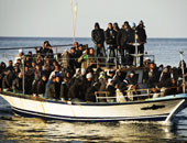 إندونيسيا تقتاد سفينة تقل مهاجرين غير شرعيين لخارج مياهها الإقليمية