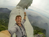 بالصور.. مجنون المونديال يتسلق "المسيح الفادى" لالتقاط صورة سيلفى