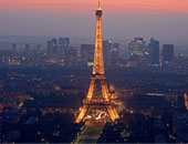 الشرطة الفرنسية ترصد مجددا طائرات مجهولة تحلق فوق برج "إيفل" بباريس
