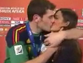 بالفيديو.. قبلة حارة من كاسياس لصديقته على الهواء احتفالاً بكأس العالم