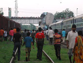 وقف 7 عمال هنود بعد سير قطار للخلف لمسافة 13 كيلومترا