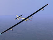 سويسرى يحلق بطائرة تعمل بالطاقة الشمسية فوق المحيط الهادى لمدة 6 أيام