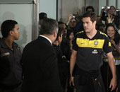 حارس البرازيل يبكى عقب تصفيق الجماهير فى المطار