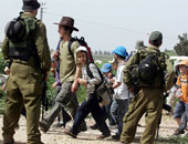 مستوطنون يهود يحرثون أراضى الفلسطينيين بالأغوار الشمالية