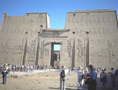 "الآثار" تنفى ترميم معبد حورس الأثرى بإدفو بالأسمنت والجير