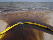 مصادر بالبيئة: تسرب بقعة زيت بطول 500 متر برأس غارب بالبحر الأحمر