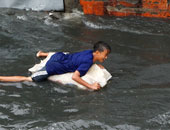 فيضانات الفلبين تتحول لمصيف للأطفال والشباب