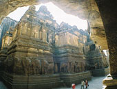 معبد شهير فى الهند يسجل أكثر من 700 حالة إصابة بفيروس كورونا خلال شهرين