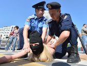 نساء أوكرانيا "عرايا" فى احتجاجات أمام ملعب نهائى اليورو