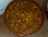 وجبة رمضانية متكاملة مكونة من سلطة وبامية باللحم الضأن والحلو قطائف 