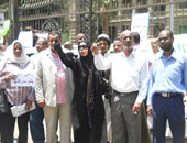 تظاهر عدد من النوبيين أمام مجلس الوزراء للمطالبة بإصدار قانون توطينهم