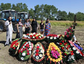 أقارب ضحايا فيضانات روسيا يدفنون ذويهم 