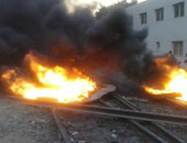 عناصر إرهابية تشعل النيران فى إطار كاوتشوك على السكة الحديد بأسوان