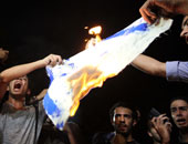 نشطاء يحرقون علم إسرائيل أمام نقابة الصحفيين
