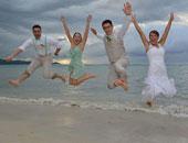 فى صورة زفاف مضحكة.. صديق العريس يطيح بوجه وصيفة العروس